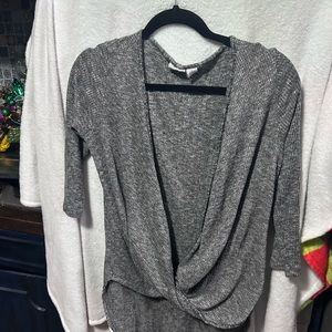 Gray top, quarter-length sleeves